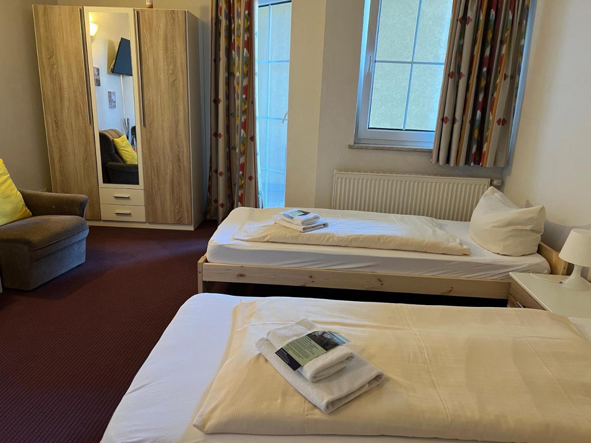 Hotel Schlosshof Dolgesheim Extérieur photo